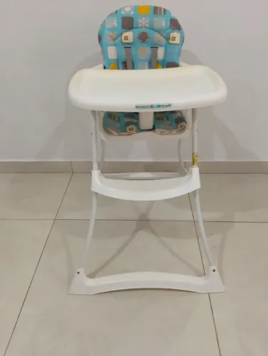 Cadeira infantil de alimentação