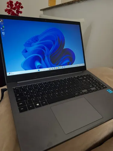 Notebook Samsung Book NP550XDA-KT1BR | Intel Core i3 11ª Geração | SSD 1 TB | Windows 11