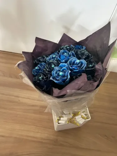 buquê de flores de cetim azul com glitter artesanal 