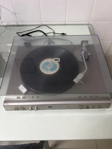 Toca discos acompanha diversos discos