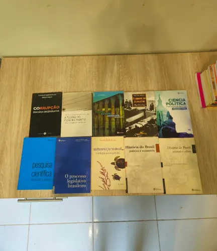 Livros sobre direito, política e ciência. CADA UM POR 10 REAIS