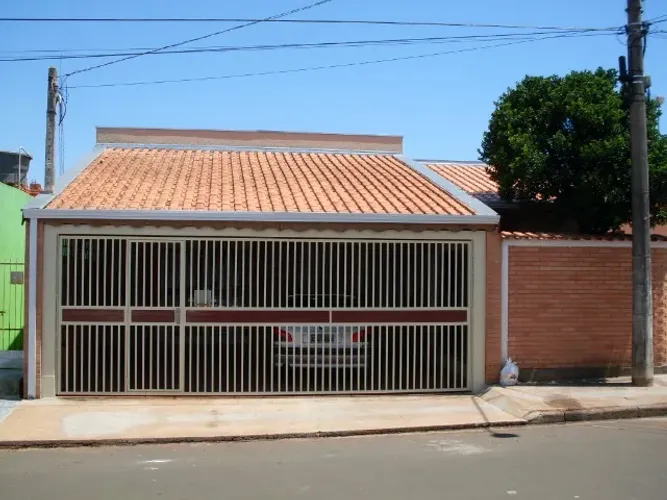 Jd. Regina, 04 dorms.(01 suíte), 03 Vgs garagem, 03 banheiros, Edícula, churrasqueira