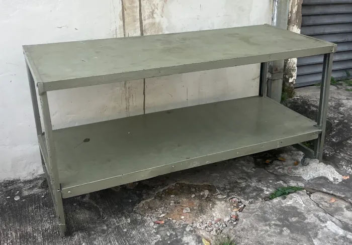 Mesa de ferro com rodinhas