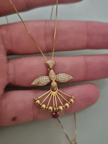 Colar com pingente cravejado em diamante e rubi
