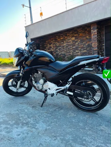 CB 300 2013 Flex, vela fina, 85 mil km, muito conservada. R$ 13.000. Chama no chat!