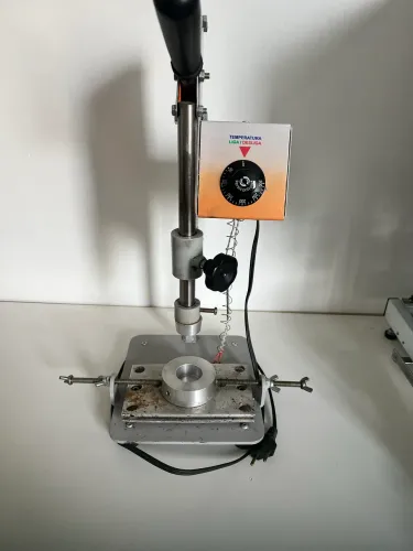 Prensa térmica manual para produção de forminhas