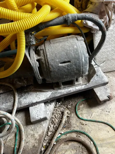 Diversos materiais de obra novos e usados