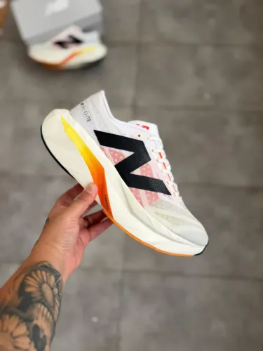 Tênis New Balance FuelCell Rebel V4 Masculino Importado Off/Laranja - Disponível 38 AO 43