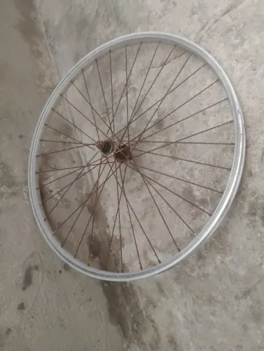 Jante de alumínio da frente com raios enferrujado