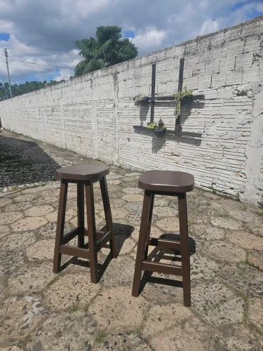 Bancos de 65cm na cor marrom todo em madeira 