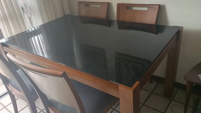 Vendo essa mesa com quatro cadeiras