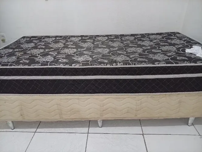 Colchão Solteiro , menos de 1 ano de uso com base de cama box a venda .