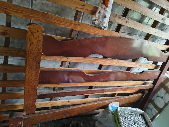Cama casal em madeira maciça
