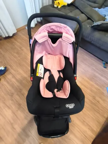 Vendo carrinho de bebê pouco usado, com bebê conforto (nunca usado) e outros produtos