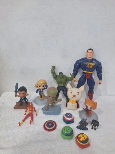 Lote de bonecos e brinquedos super heróis