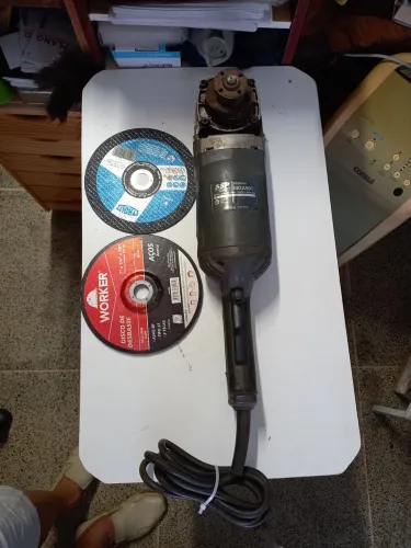 Esmerilhadeira Makita 7" 2000W 220V (Revisada) pouco usada a toda prova.