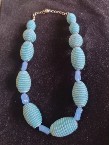 Colar azul com fecho de Imã 
