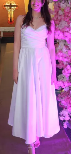 Vestido branco (para noiva, missa de formatura, casamento)