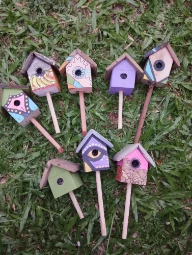 Casinhas de madeira para decorar jardins