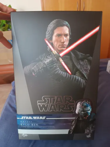 Hot Toys Star Wars Kylo Ren EP9