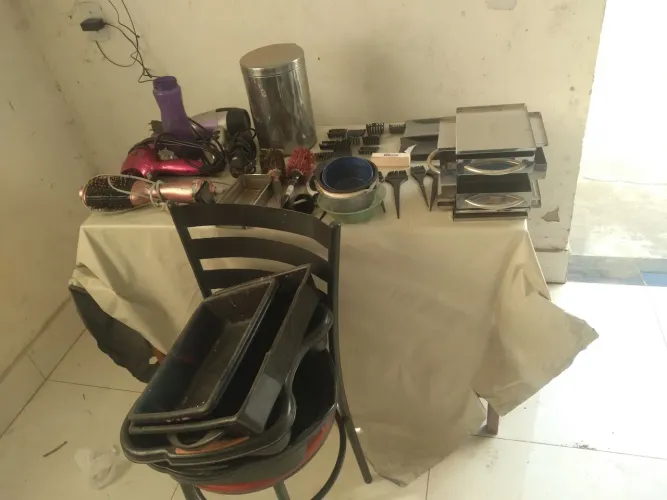 Utensílios para salão de beleza vendendo todos esses.