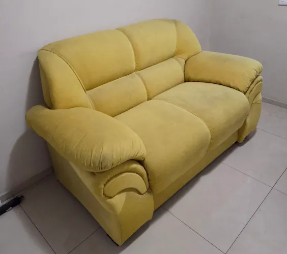 Sofa 2 lugares Suede amarelo