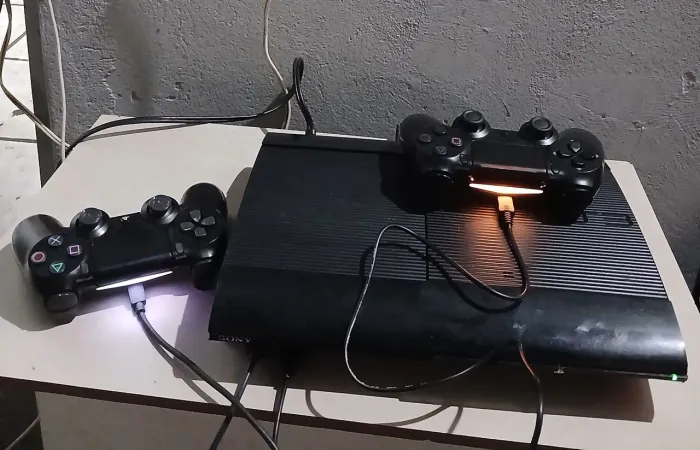 PS3 Super Slim Desbloqueado + 2 Controles de PS4