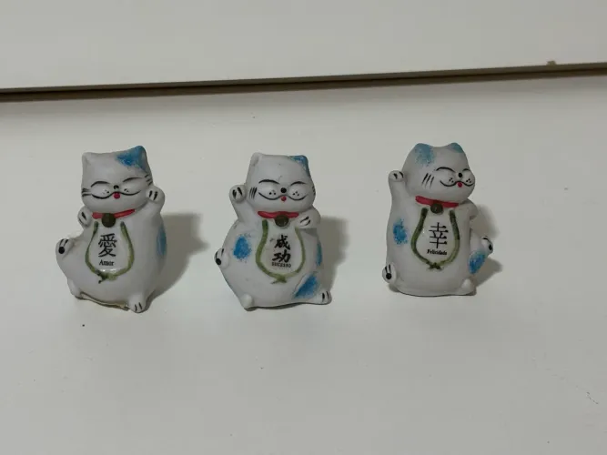 Trio de gatinhos Maneki-neko da sorte