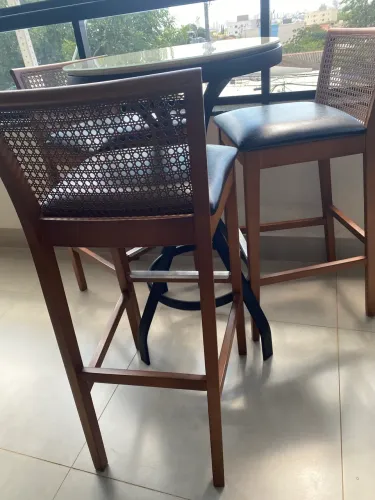 3 banquetas e 1 bistrô com tampo de vidro