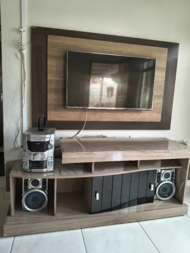 Painel de TV com rack e sistema de som