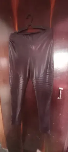 Calça couro fake café tam gg peq  ...há outros modelos e tamanhos zap: *