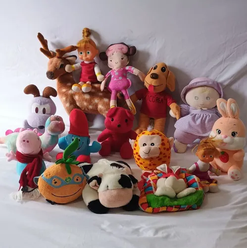 Lotão de pelúcias variadas com itens promocionais, antigos e atuais