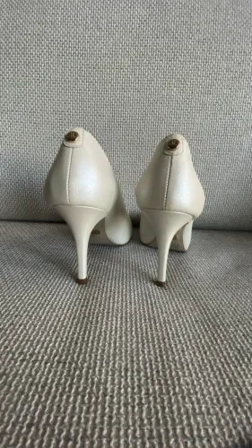Scarpin branco acetinado número 34