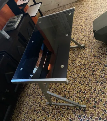 Mesa para estudo em metalon e vidro