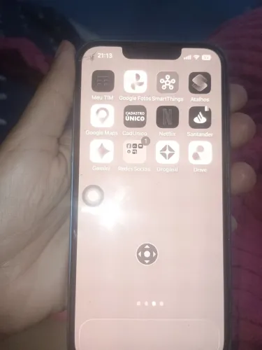 Iphone 13 128GB azul - com detalhe na tela