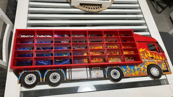 Expositor para miniaturas Hot Wheels com 35 nichos