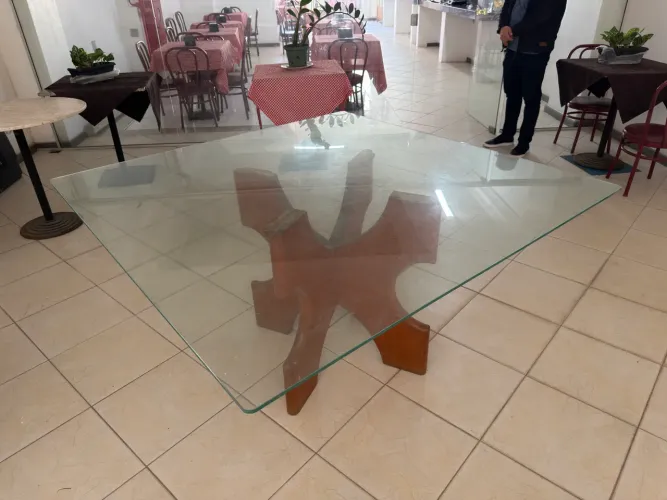 Mesa de vidro com pé de madeira, 1,5x1,5