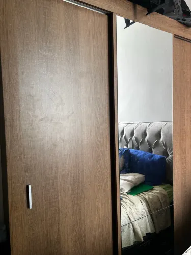 Vende-se guarda roupa de correr 3 portas com espelho 