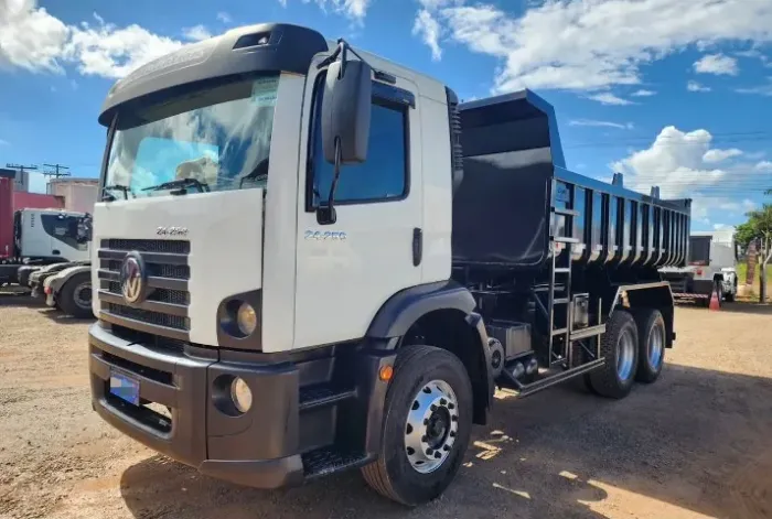 vw 24250 teto baixo 2011 branco 6x2 caçamba 10m³