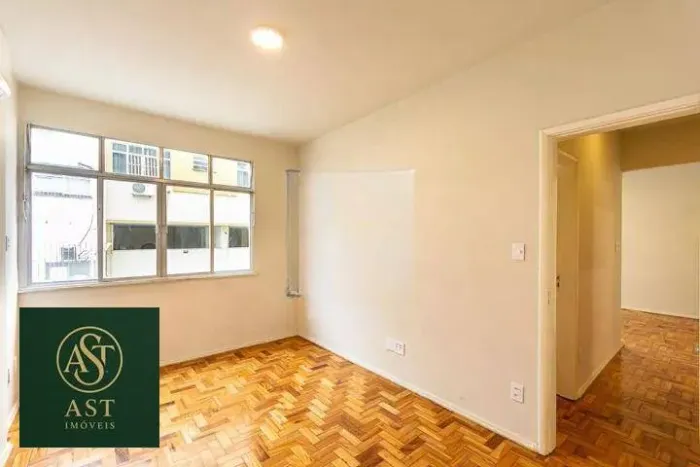 Este encantador apartamento em Niterói oferece uma combinação perfeita de conforto e conve