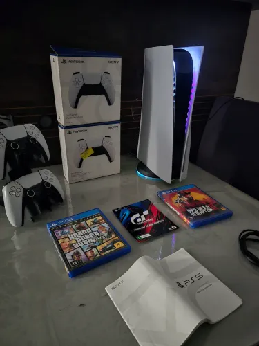 PS5 C/ LEITOR + LED INTEGRADO + 2 CONTROLES ORIGINAIS + 30 JOGOS + SUPORTE + TODOS OS CABO