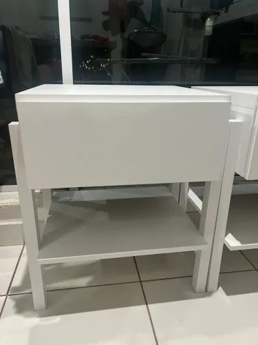 Mesa de cabeceira em MDF.