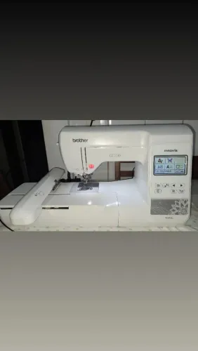 Máquina de bordar eletrônica Brother pe810L
