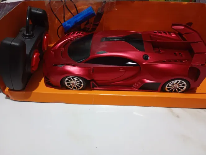 Vendo carrinho de brinquedo mini Ferrari ,acompanha controle e carregador
