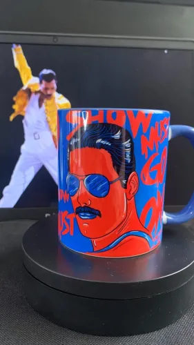 Caneca Freddie Mercury Queen - Arte 360º - Em Cerâmica - 325ml