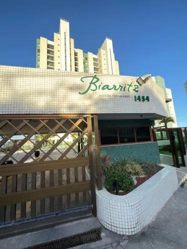 Apartamento a venda em Patamares com 3 suites vista mar e nascente na Mansão Biarritz