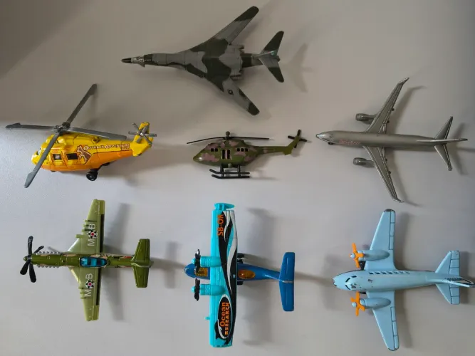 Lote com 7 aviões/helicópteros de brinquedo/miniaturas