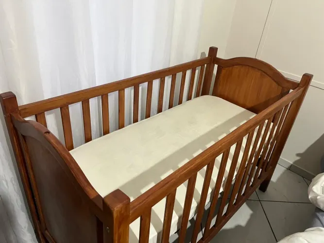 Berço de madeira + colchão