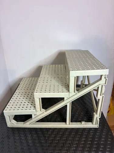 escada de plástico com três degraus projetada para ajudar animais