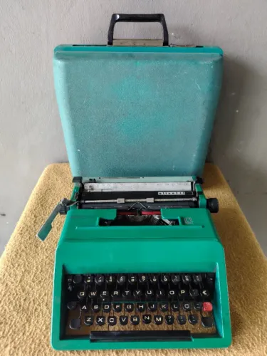 Máquina de escrever Portátil Olivetti Lettera com maleta verde